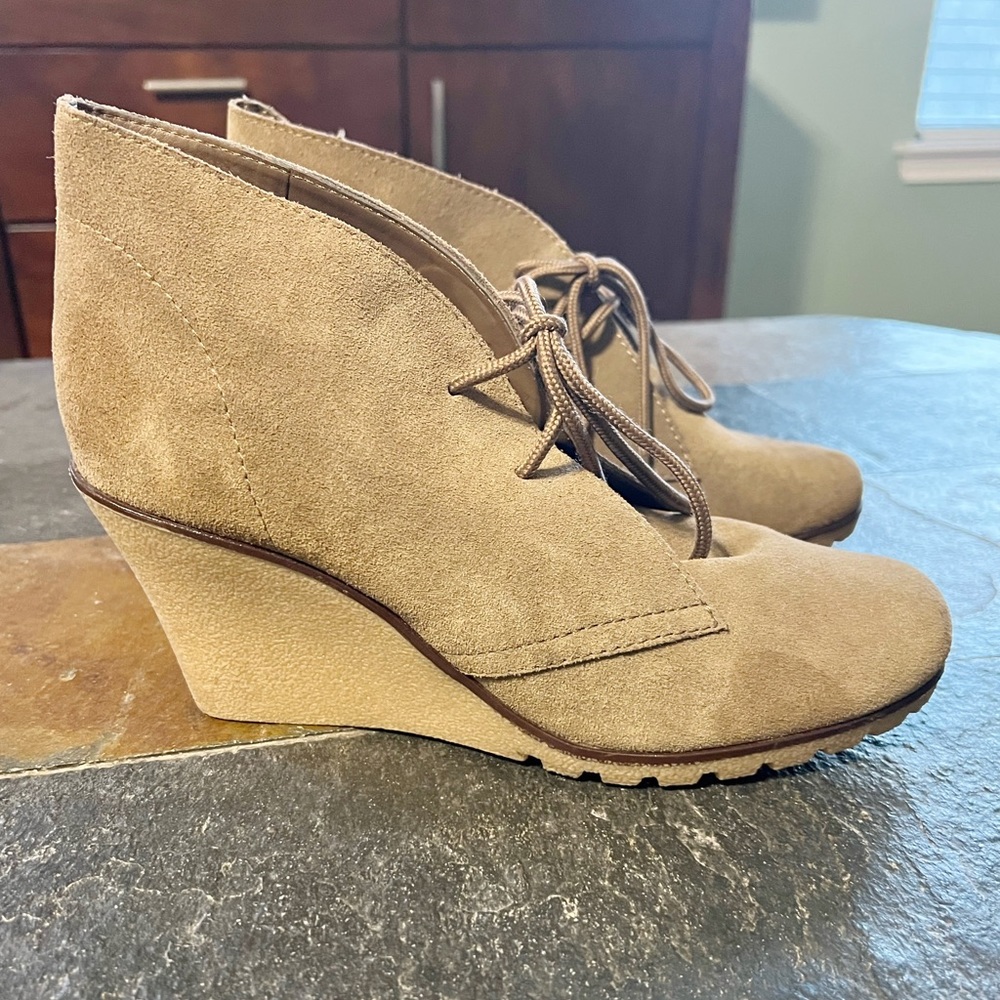 TOM Tan Wedges